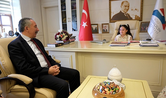 AIÇÜ Rektörü Karabulut, 23 Nisan’da Koltuğunu Çocuklara Devretti