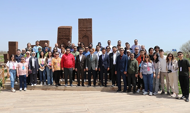 Akademisyen ve üniversite öğrencileri Ahlat'ın tarihi mekanlarını gezdi