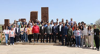 Akademisyen ve üniversite öğrencileri Ahlat'ın tarihi mekanlarını gezdi