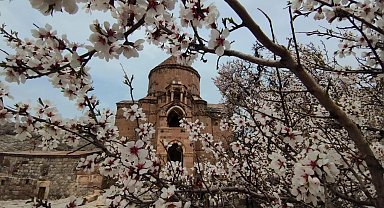 Akdamar Adası gündüz ayrı gece ayrı güzel