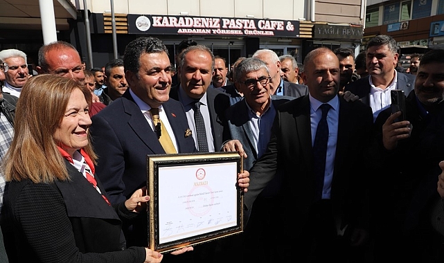 Ardahan Belediye Başkanı seçilen Faruk Demir, mazbatasını aldı