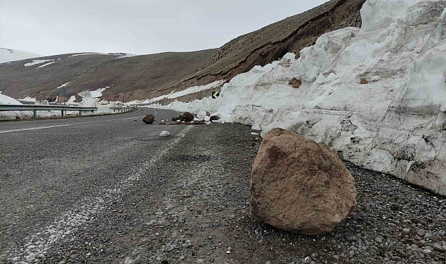 Ardahan karayoluna kayalar düştü
