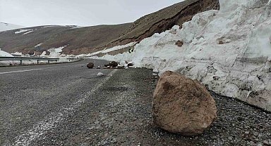 Ardahan karayoluna kayalar düştü