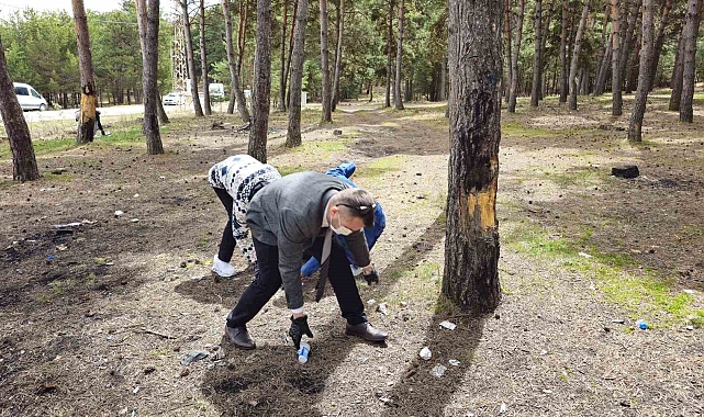 Ardahan'da engelli gençler ormanı temizledi
