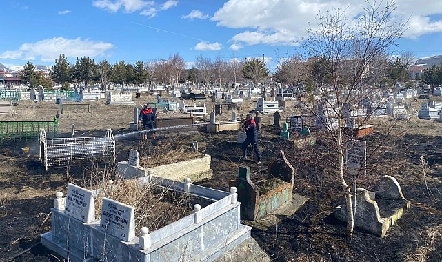 Ardahan'da mezarlıkta meydana gelen ot yangınına itfaiye müdahale etti