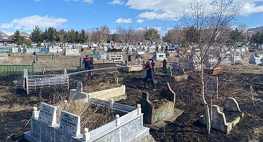 Ardahan'da mezarlıkta meydana gelen ot yangınına itfaiye müdahale etti