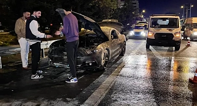Bağcılar'da facianın eşiğinden dönüldü: Lüks otomobil alev aldı