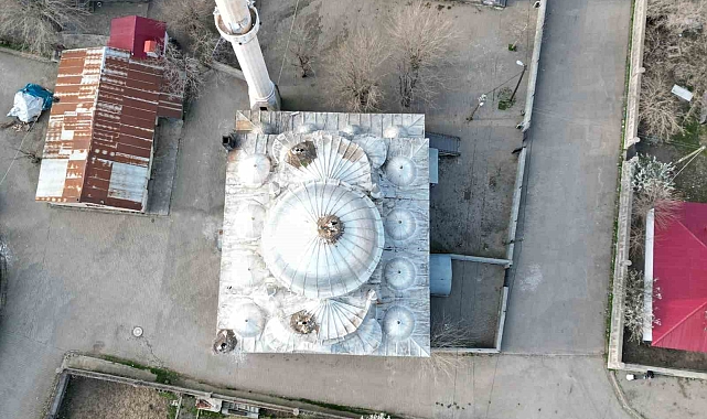 Baharın belirtisi leylekler yuvalarına döndüler