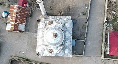 Baharın belirtisi leylekler yuvalarına döndüler