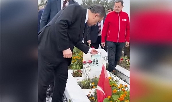 Bakan Koca'dan Hatay'da mezarlık ziyareti