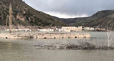 Baraj kapakları kapanınca eski köy yine sular altında kaldı