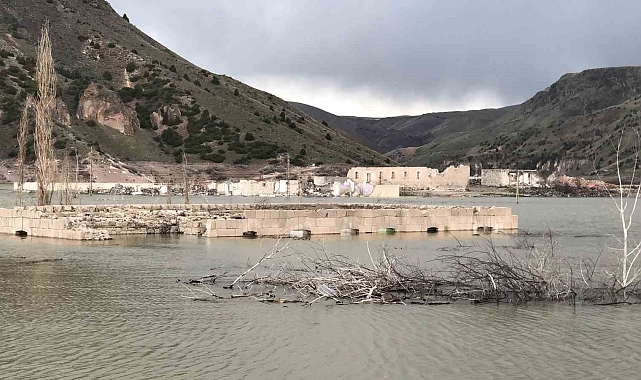 Baraj kapakları kapanınca eski köy yine sular altında kaldı