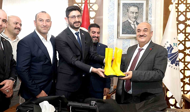 Başkan Akpunar'a anlam yüklü hediye