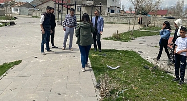 Başkan Aras, mahalle sakinleriyle çöp topladı, temizlik yaptı