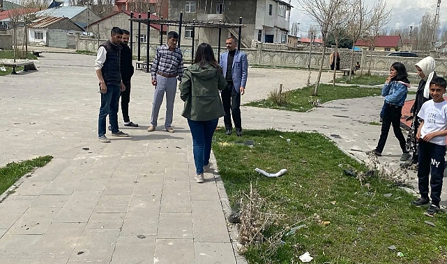 Başkan Aras, mahalle sakinleriyle çöp topladı, temizlik yaptı