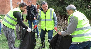 Başkan Demir eldivenlerini giyerek çöp topladı