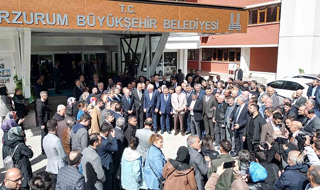 Başkan Sekmen yoğun bir ilgiyle mazbatasını aldı