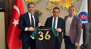 Başkan Uçum, Belediye Başkanı Senger'e forma hediye etti