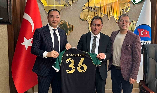 Başkan Uçum, Belediye Başkanı Senger'e forma hediye etti