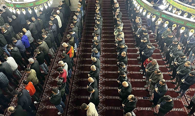 Bayram namazında camiler doldu taştı