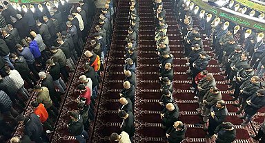 Bayram namazında camiler doldu taştı