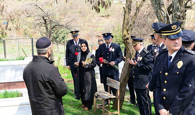 Bingöl İl Emniyet Müdürlüğü şehit kabirlerine karanfil bıraktı