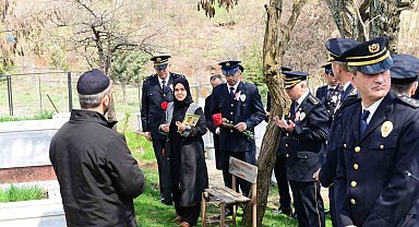 Bingöl İl Emniyet Müdürlüğü şehit kabirlerine karanfil bıraktı