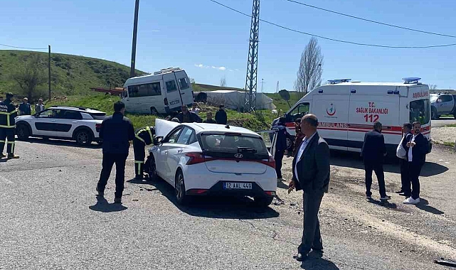 Bingöl'de korkutan kazası: otomobil ile minibüs çarpıştı 4 yaralı