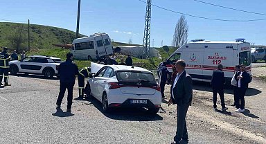 Bingöl'de korkutan kazası: otomobil ile minibüs çarpıştı 4 yaralı