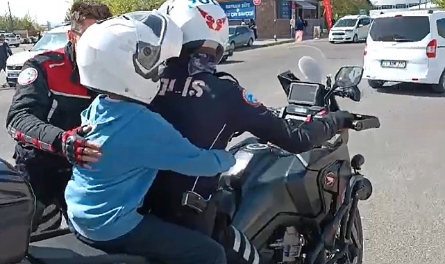 Bingöl'de sınav öncesi kimliğini unutan öğrencilerin imdadına polis ekipleri yetişti