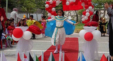 Bitlis'te 120 öğrenci 32 ülkenin kostümleriyle defile yaptı