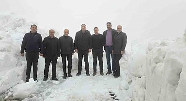 Bitlis'te 2 bin 250 rakım da6 metrelik karla mücadele çalışması