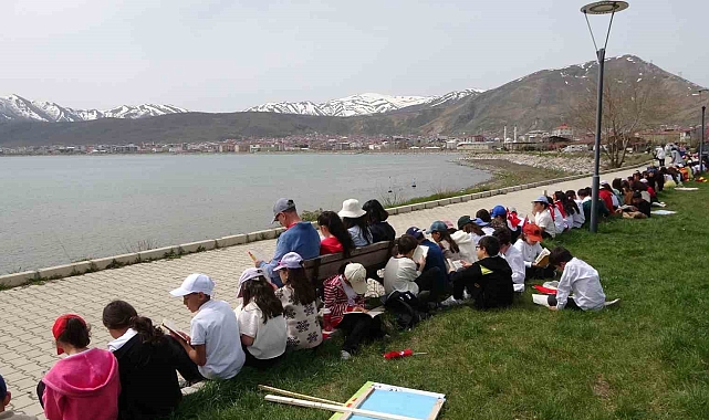 Bitlis'te 400 öğrenci yürüyüş yapıp sahilde kitap okudu