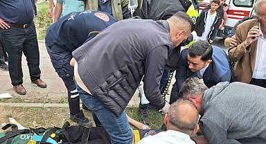 Bitlis'te kamyonet öğrencilere çarptı, vatandaş yolu kapattı