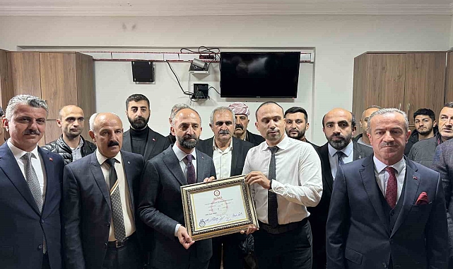 Çukurca Belediye Başkanı Nazmi Demir mazbatasını aldı