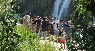 Doğa harikası şelalede hafta sonu yoğunluğu