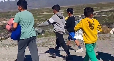 Doğubayazıt Kızılay ekibi, bayram öncesi çocukları unutmadı  (Videolu Haber)