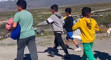Doğubayazıt Kızılay ekibi, bayram öncesi çocukları unutmadı  (Videolu Haber)