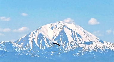 Eleşkirt’te bulunan Kösedağ eşsiz manzarasıyla büyülüyor