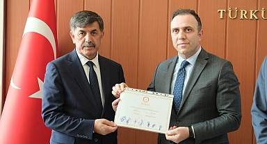 Erzincan Belediye Başkanı Aksun mazbatasını aldı