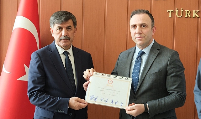 Erzincan Belediye Başkanı Aksun mazbatasını aldı
