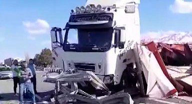 Erzincan - Erzurum karayolunda tir kazası yolu trafiğe kapattı