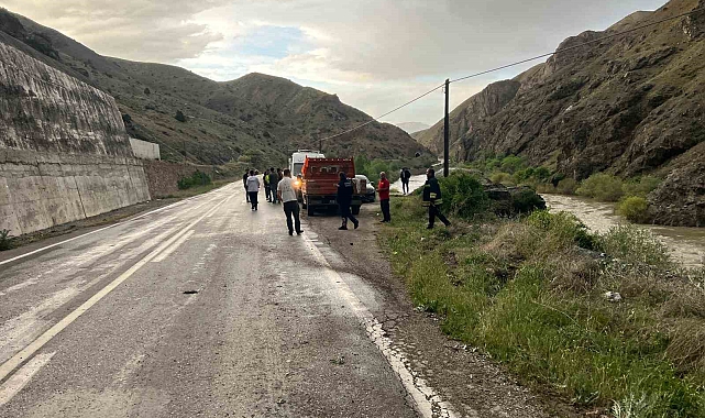 Erzincan-Kemah yolunda yoldan çıkan otomobil Fırat Nehrine uçtu
