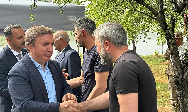 Erzincan Valisi Hamza Aydoğdu, maden ocağında kayıp işçilerin aileleriyle görüştü