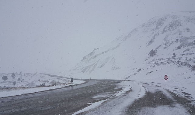 Erzincan'da iki mevsim bir arada; yüksek kesimlerde kar, kent merkezine de bahar havası