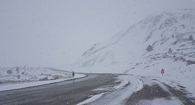 Erzincan'da iki mevsim bir arada; yüksek kesimlerde kar, kent merkezine de bahar havası