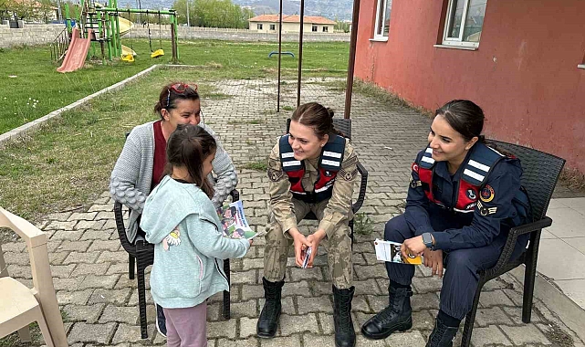 Erzincan'da jandarma ekiplerinden bilgilendirme faaliyeti