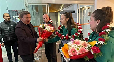 Erzincanlı Badminton Şampiyon kızlara havalimanında karşılama