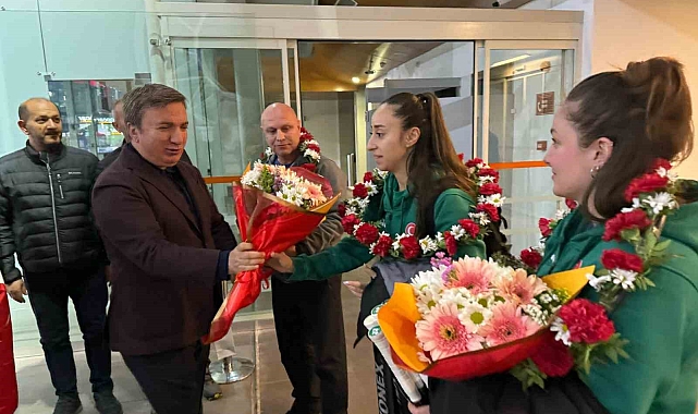 Erzincanlı Badminton Şampiyon kızlara havalimanında karşılama
