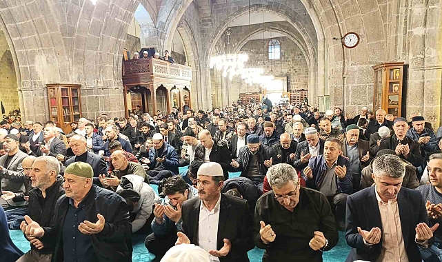 Erzurum Ulu Camii'nde protokol vatandaşlarla bayramlaştı